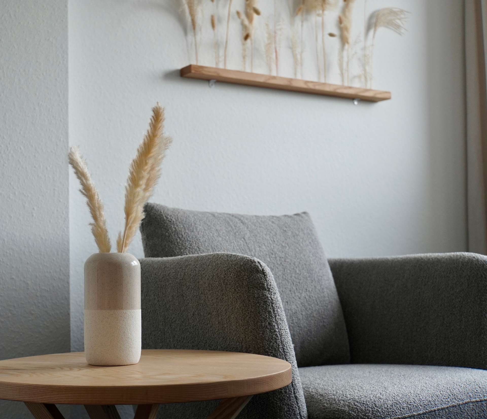 Praxisraum mit Sessel und Holztisch